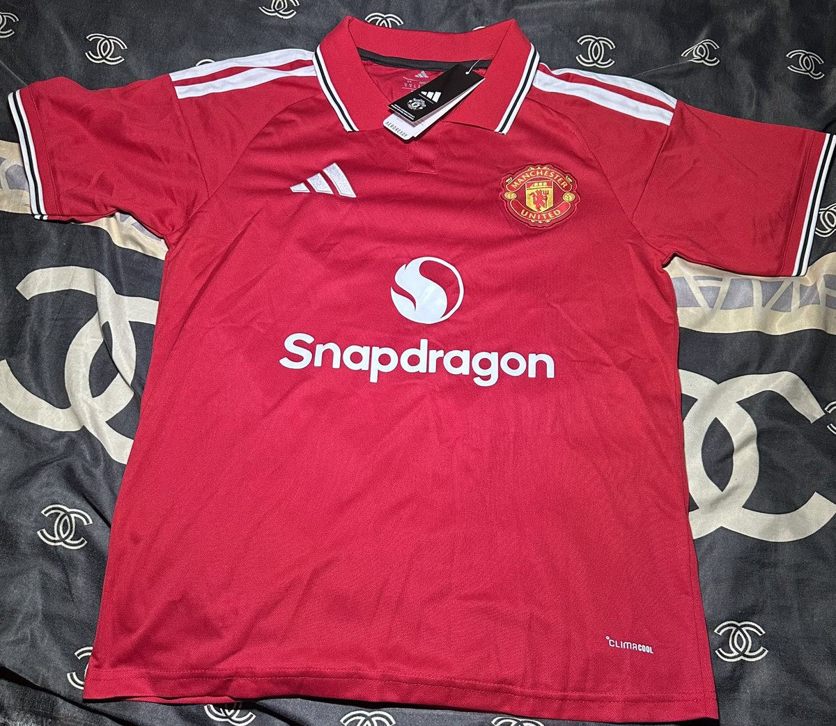 ManUtdInPidgin's tweet photo. 5 Days To Go! 

We go announce the Winner on June 5. 📆 

If you go like win this 26/27 Manchester United Jersey for Free from us, drop “❤️” below! ⬇️ https://t.co/rJiAMhhjK8