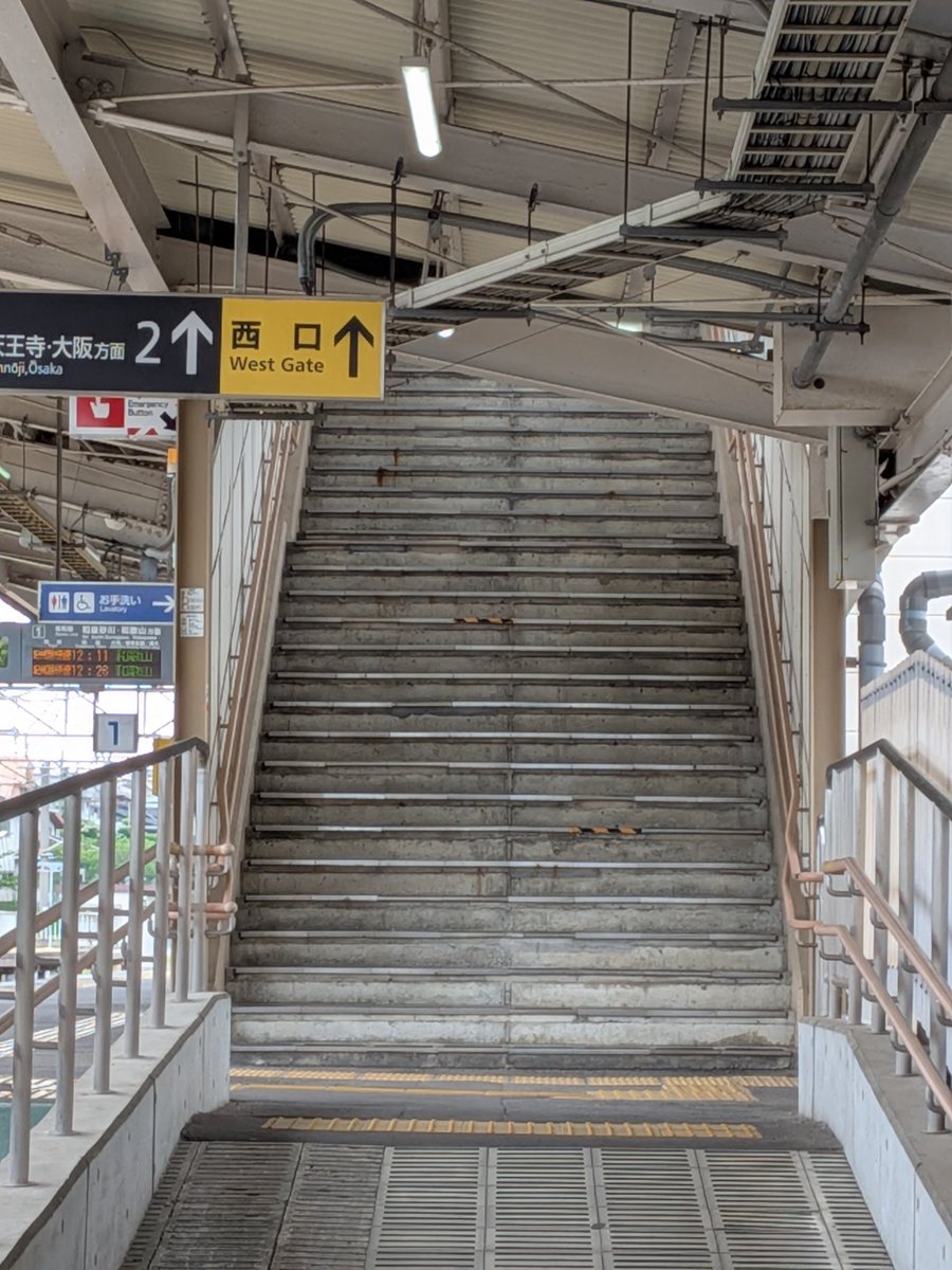 sin103neko's tweet photo. 新家駅。ホーム上屋は昭和51年築の国鉄財産。では駅舎も国鉄産と思うも、元私鉄ならではのホーム直行型の旧い駅舎。間違いない、これは阪和電鉄の駅舎だ…
新しく切開かれた山村等を指す「新来(あらき)」から来た地名とされる新家。当駅から望む鉄路はまさに阪和を新たに切り拓いた阪和電鉄の鉄路。 https://t.co/qNAbqCFhfZ