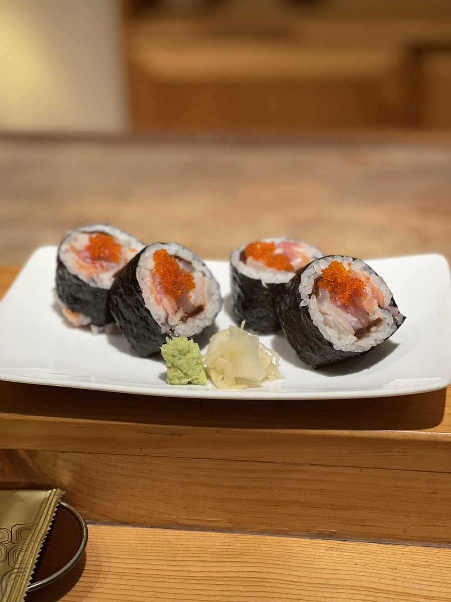 noadster_nd's tweet photo. 太巻きの贅沢感がなまら好きです🇯🇵
#Vietnam
#Sushi
#Futomaki
#Sushiroll https://t.co/AWNd0Yo4up