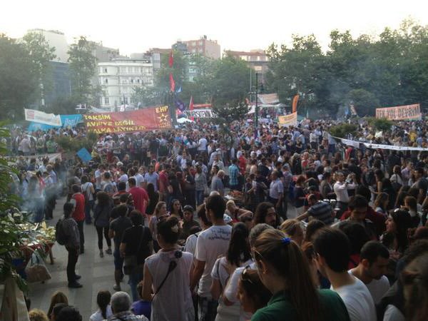 HakanOzturkEHP's tweet photo. Gezi, özgürlük ve demokrasi mücadelemizin kalbinin attığı yerdi. Gezi her yerdeydi, hepimiz de Gezi'deydik. Rüzgar olduk estik. Bir kişi değil, milyonlardık. Üzerinden 13 yıl geçti, biz hâlâ Gezi’nin yolundayız. 

Gezi davasında ağaçların şahsında tüm halkı savunan, bu yüzden tutsak edilen arkadaşlarımızın özgürlük mücadelesini büyütüyoruz. Kendi ellerimizle ve aklımızla yarattığımız bu direniş, baskı rejimine karşı sürdürdüğümüz demokrasi yürüyüşümüzde bugün de önümüzü aydınlatmaya devam ediyor. #Gezi13Yaşında