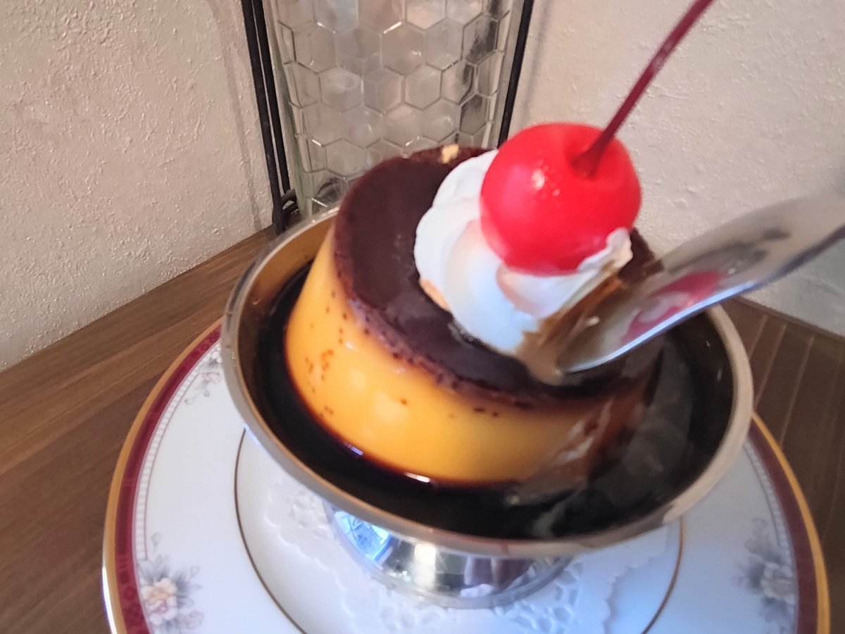 karin201620202's tweet photo. こちらの「喫茶店のプリン」🍮

最初にスプーン🥄でひと口の大きさにしようとするとプリン🍮が傾いて逃げ💨、スプーン🥄の先に乗せても崩れないという固さです😅

まわりにたっぷり注がれているほろにがカラメルソースが絶品です😀

#レトロ　#喫茶店　#プリン　#カラメルソースたっぷり　#美味しい https://t.co/kHegS5YrBU