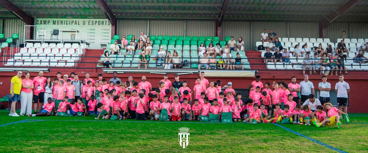 CFPeralada's tweet photo. 𝐕𝐈𝐞̀ 𝑴𝑬𝑴𝑶𝑹𝑰𝑨𝑳 𝑺𝑬𝑹𝑮𝑰 𝑴𝑼𝑹𝑮𝑨

📸💚 𝗙𝗢𝗧𝗢 𝗗𝗘 𝗙𝗔𝗠𝗜́𝗟𝗜𝗔 💚📸

👏 Gràcies: @supermontserrat , @aquabrava , @ajperalada , @decoasports, @futbolgolf, @copyesteve i @diputaciogirona‼️

#futbolbase #FuturVerd #cfpMemorialSergiMurga #somperalada 💚⚽️ https://t.co/3iZ40rS0k1