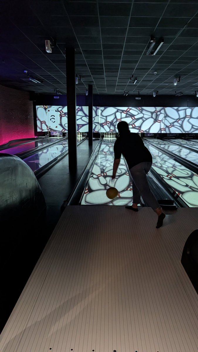 professor_gene's tweet photo. A team that works together, plays together, and eats together... it's not a team, it's family!
#FRIGE and #DecipherDNA skunkworks teams hashing out the old school way- going to the gaming zone and slashing bowling pins.
#teambuilding #funtime https://t.co/AkJ8d90bIM
