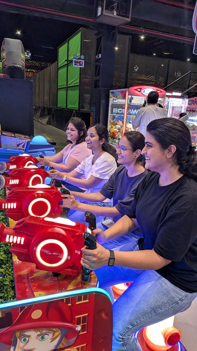 professor_gene's tweet photo. A team that works together, plays together, and eats together... it's not a team, it's family!
#FRIGE and #DecipherDNA skunkworks teams hashing out the old school way- going to the gaming zone and slashing bowling pins.
#teambuilding #funtime https://t.co/AkJ8d90bIM