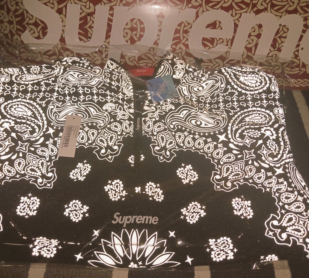 sup_heads's tweet photo. 到着

開封

秋までしまっておきます

初バンダナだなー
#Supreme
#バンダナアノラック

ダービーのおかげで０円 https://t.co/FHKTPTAzGt