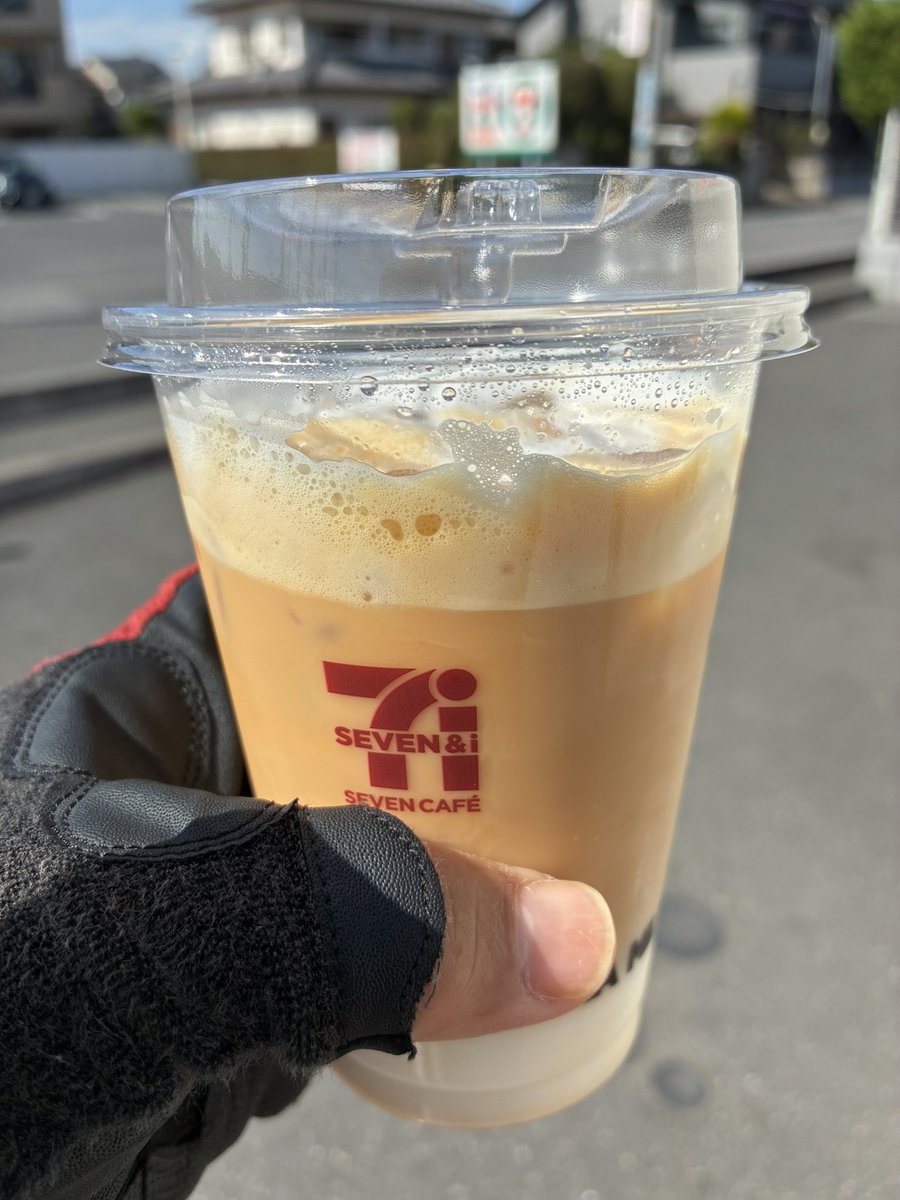 omysst's tweet photo. セブンイレブンカフェの紅茶をとうとう飲みました。アイスミルクティーを選び、例の機械にセットし、アールグレイかアッサムかを選ぶと自動でミルク〜紅茶が抽出されます。で！これが予想の3倍美味しかった！あんなにいい香りの美味しい紅茶はひっさしぶりです。びっくりしました〜。 https://t.co/LRtFTYyIT6