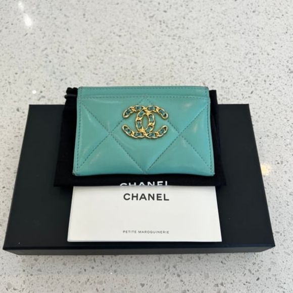 geniuswomanvibe's tweet photo. chanel teal card holder https://t.co/NHNDT5TulE