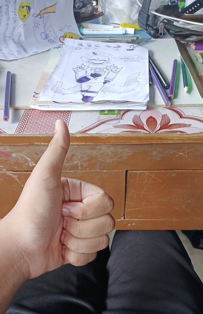 SikNit14169's tweet photo. This is what I look like while I'm coloring my OC character. My desk is a bit of a mess, isn't it? 

#วาดรูป #OC https://t.co/cEInHGG55m