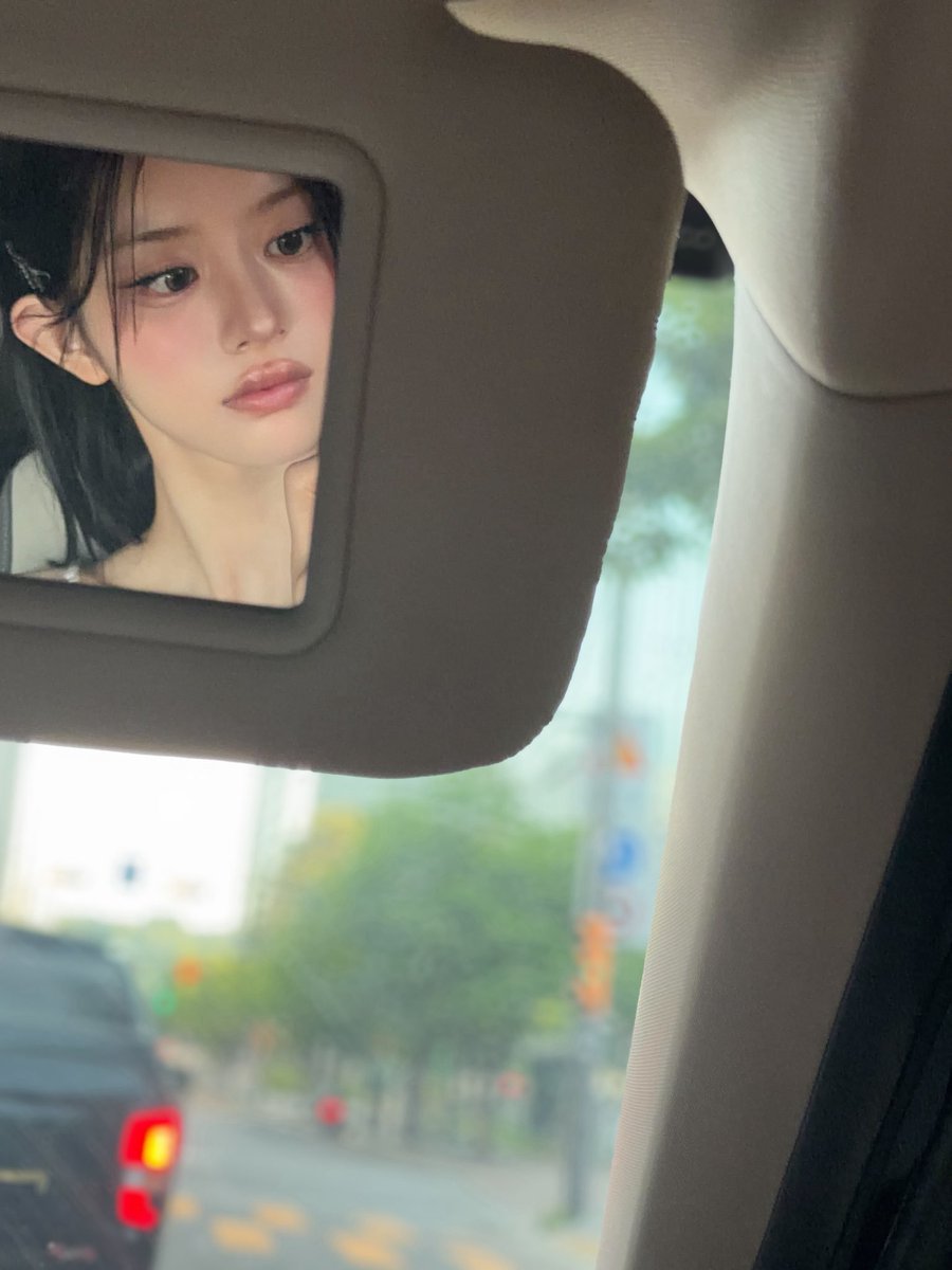 kitscs's tweet photo. >⩊< ִ ࣪𖤐 passenger princess reporting ⚠️  “𝗺𝘆 𝘁𝗮𝘀𝗸𝘀 𝘁𝗼𝗱𝗮𝘆”: ➊ looking cute ➋ doing fit checks ➌ taking mirror selfies ➍ serving visuals nonstop! ⭐️🏹💥 that mirror deserved an award for handling all this beauty calmly. https://t.co/TDULZILCGk