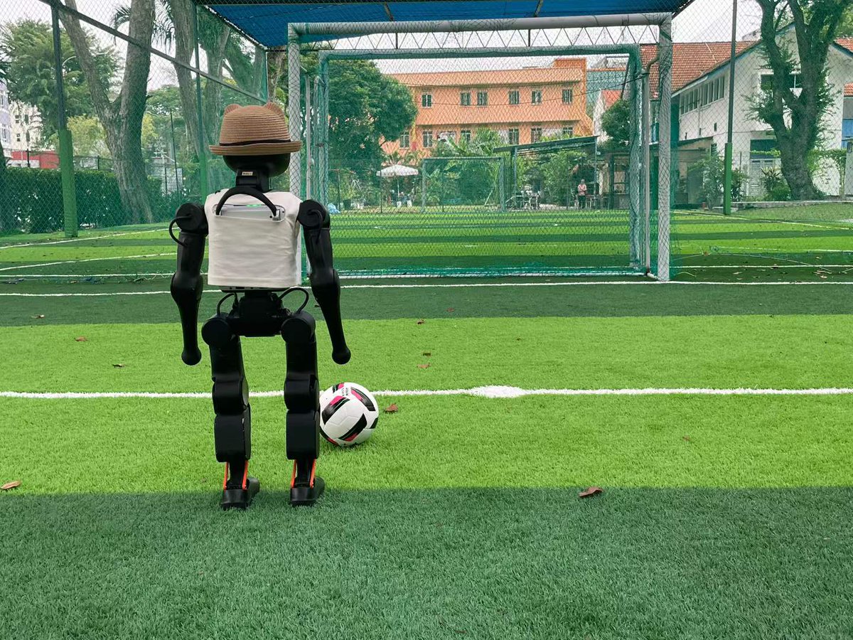 Crypto_FatFish's tweet photo. @kyleichan We trained the K1 humanoid robot to take and play penalty kicks. https://t.co/P6WTrQGvWC