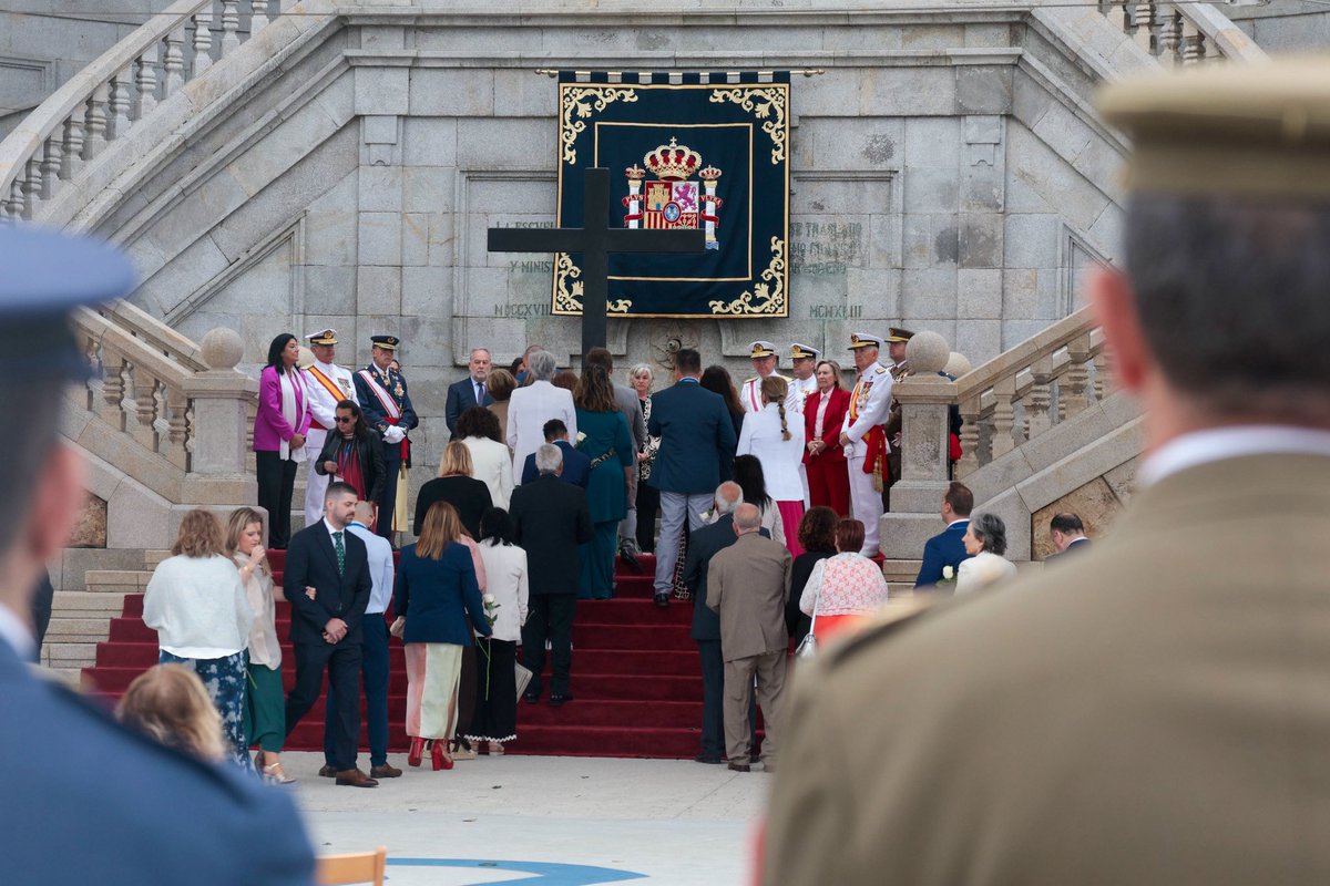 Defensagob's tweet photo. Sin palabras por el cariño de Vigo a nuestras #FAS

Gracias a los participantes en la parada naval, la exhibición, el desfile central y a los implicados en su organización. 

Gracias a las familias de fallecidos en acto de servicio por acompañarnos. 

¡Gracias a nuestro ejército! https://t.co/POmaJum2bD