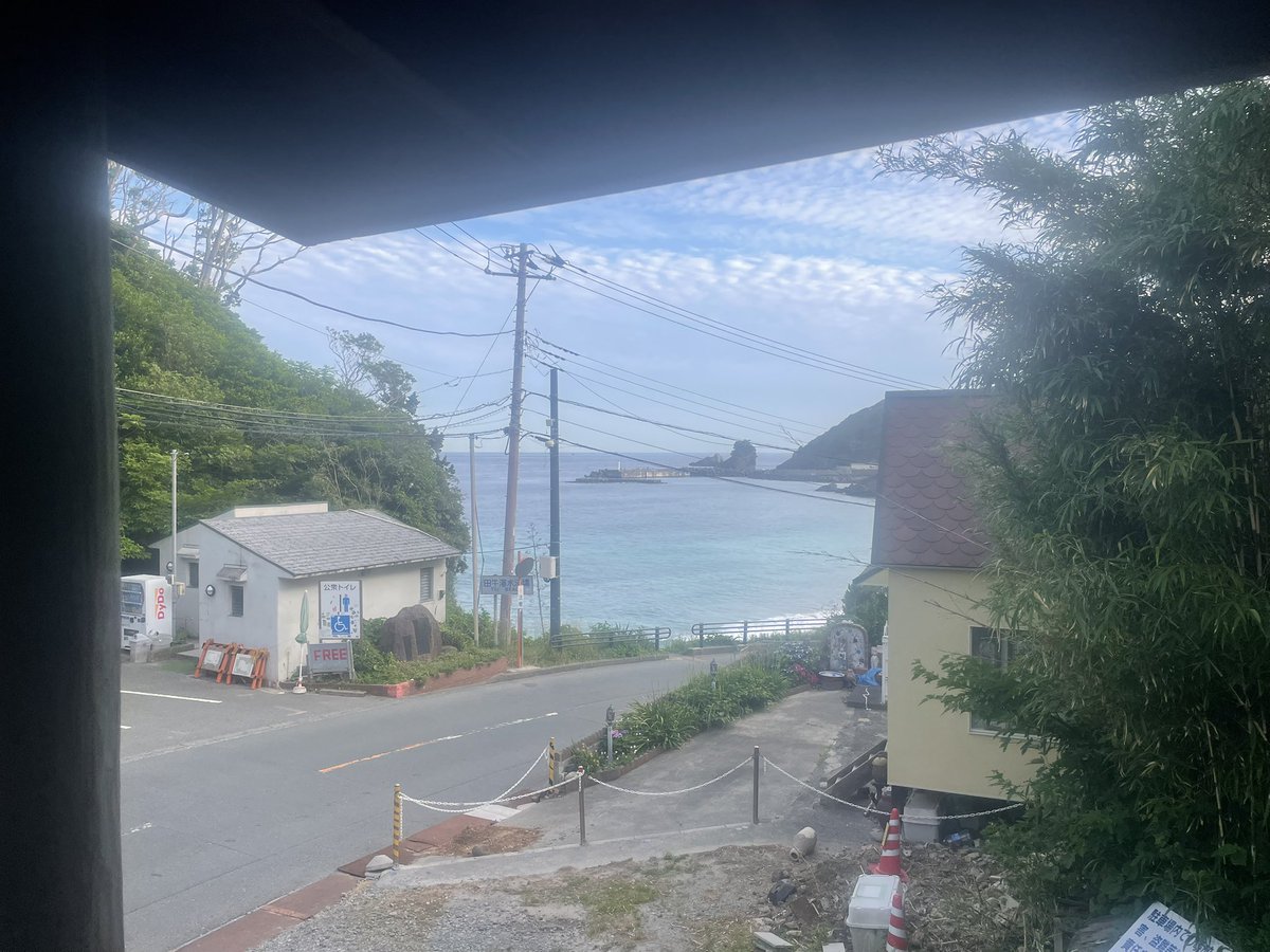 kissa231's tweet photo. 下田にある［ヒーリングドラゴン］に行ってきた。
・目の前の海が水風呂
・伊豆の海を一望できる休憩スペース
・セルフロウリュとミスト
・たっぷり3時間の個室サウナ
・寝ながら入れる椅子
・サウナ後は併設のコテージに一泊してBBQ
・可愛い猫ちゃんも
ガチの穴場で、知られたくないけどおすすめ。 https://t.co/b7NDIOvBDq