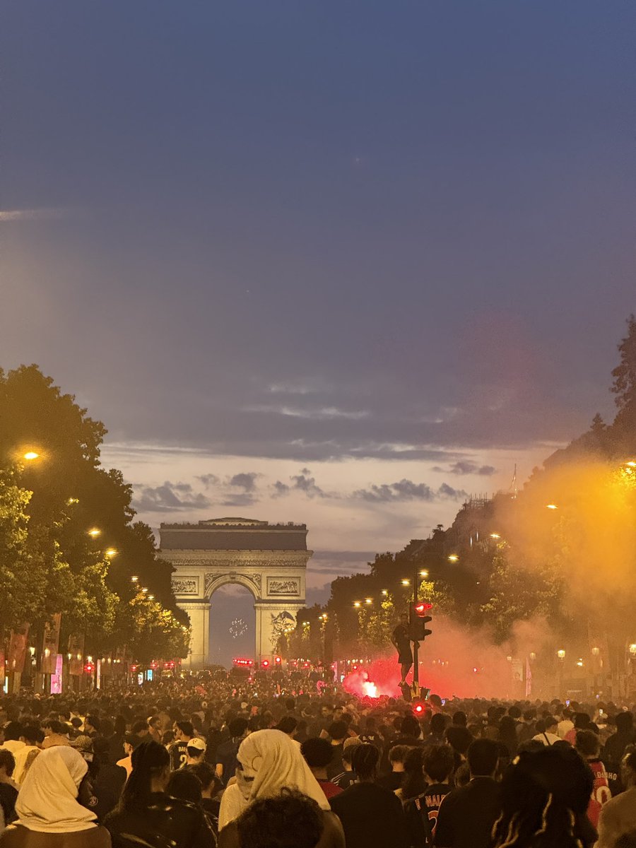 xarmabal's tweet photo. Me esperaba algo (no mucho) de ambiente futbolero en la celebración del PSG en los Campos Eliseos anoche.
Pero es que no había nada. 
Apenas cánticos de algun grupo suelto. 
Fuegos artificiales por doquier y un constante pilla-pilla con la policía (y sus gases). https://t.co/iTFIUvRjpU