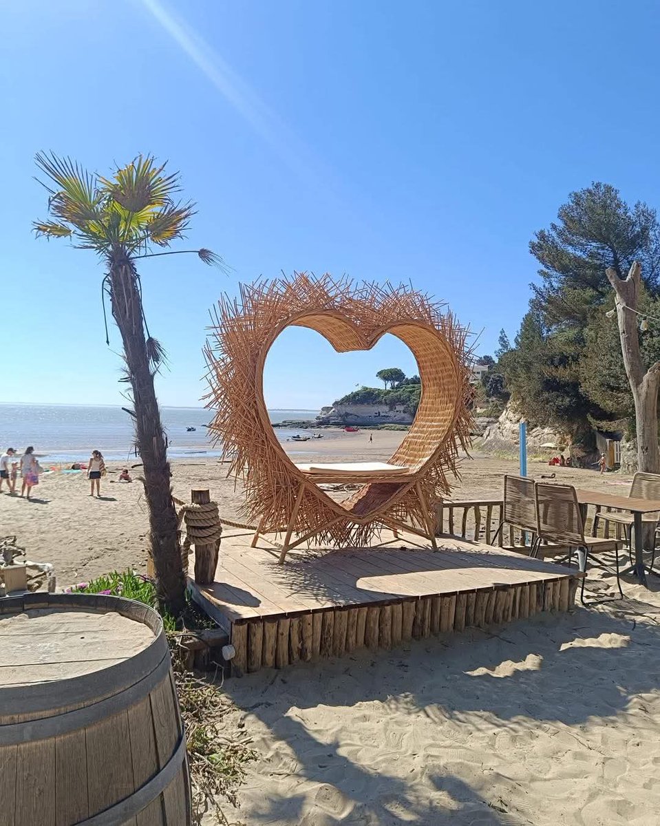 tripam17's tweet photo. Il existe encore des endroits, sans être au bout du monde, qui ressemblent à mes yeux à de petits coins de paradis, encore protégés de la #France de #Macron.😬
Celui-ci en fait partie : la plage des #Nonnes, à #Meschers.
Un lieu simple et apaisant, où tout semble ralentir.
Ici, pas de bruit superflu, seulement le ressac des vagues, le souffle léger du vent et la chaleur du sable sous les pieds.🌊
C’est une plage où l’on vient autant pour se baigner que pour se poser, siroter un cocktail, observer l’horizon ou simplement profiter du calme. Une atmosphère presque hors du temps, parfaite pour se ressourcer loin de l’agitation.
🤗💙