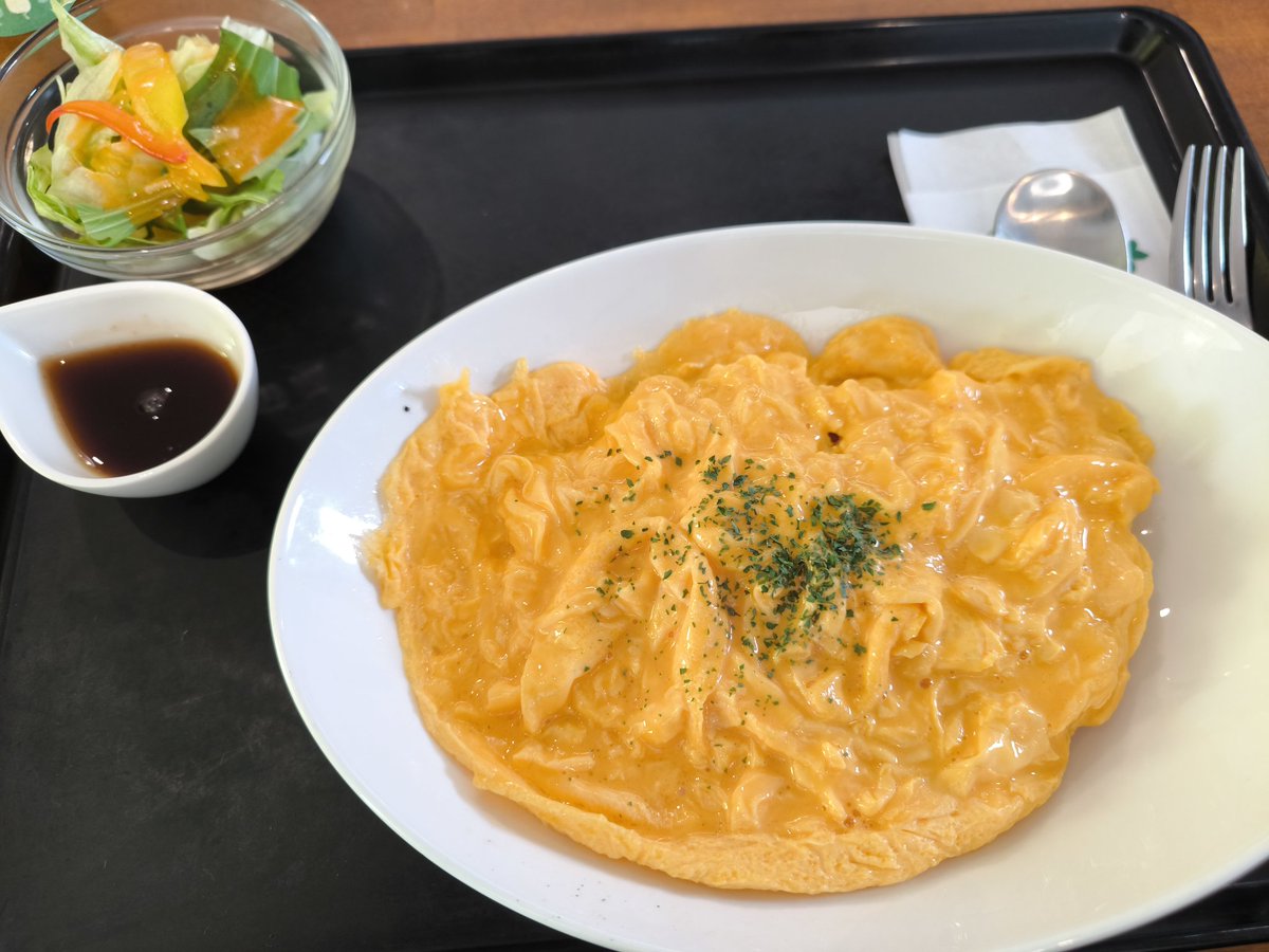 hide_ekimemo's tweet photo. 遅い昼は家族と小川フェニックスsweet eggsさんでオムライスとシュークリーム(*´∀`*)
どちらもかなりヽ(ﾟ∀ﾟ)ﾉｳﾏｰ
出来たてシュークリームは100円台という素晴らしさ😊
いくつかの商品は売り切れてたのでまた来よう！ https://t.co/SqnRONziv1