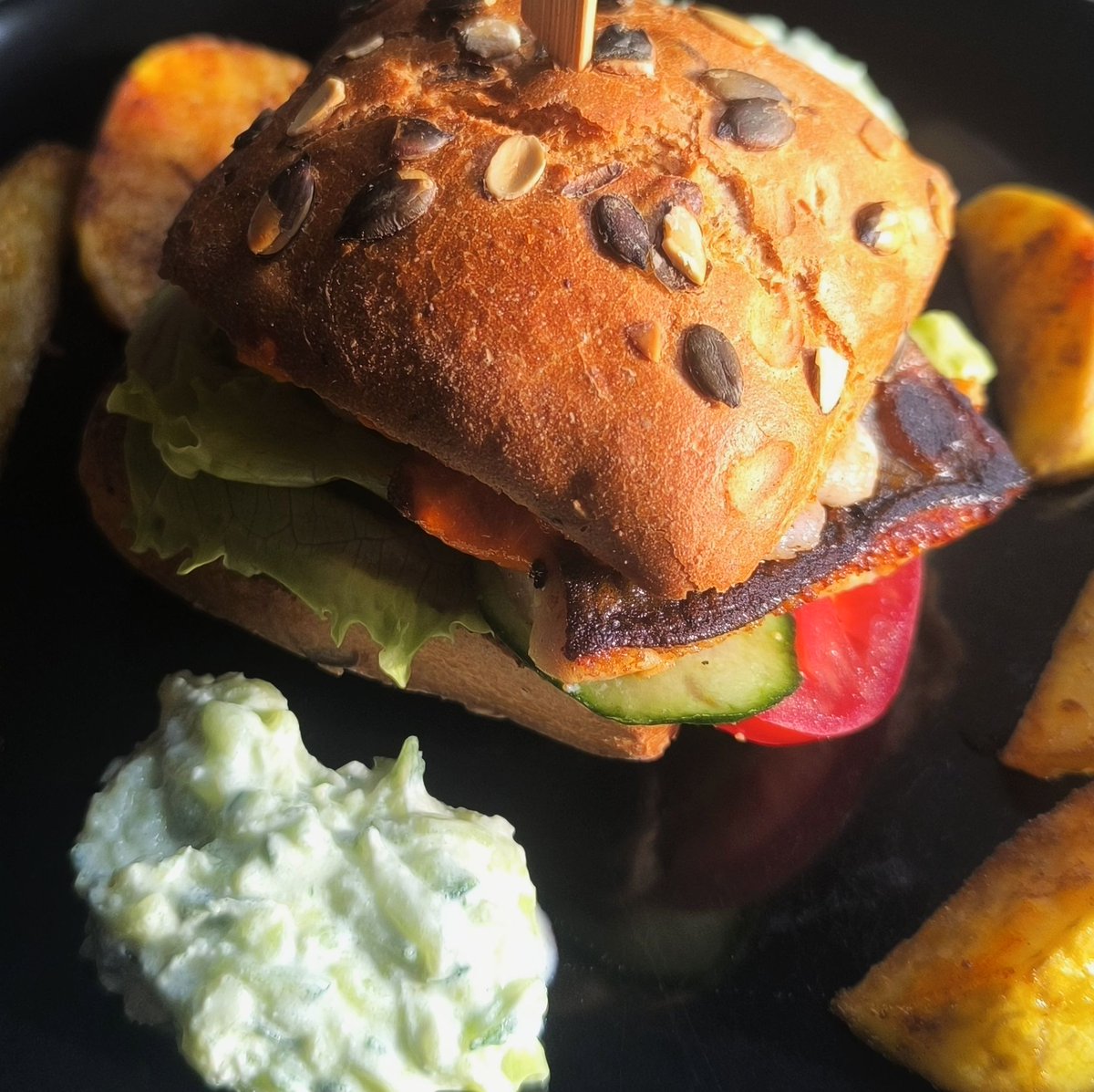 MikeKocht's tweet photo. #Fisch gibt es ja bei mir/uns öfter. Diesmal als #Burger. Ein wenig "Deluxe", viel drinnen und dabei.
Filet vom #Saibling, #Shrimps, Salat, #Paradeiser (#Tomaten), #Gurke
Dazu noch #Erdäpfel (#Kartoffel) und #Tsatsiki
https://t.co/DvWo3vVhOo https://t.co/VBHwmYMdr7