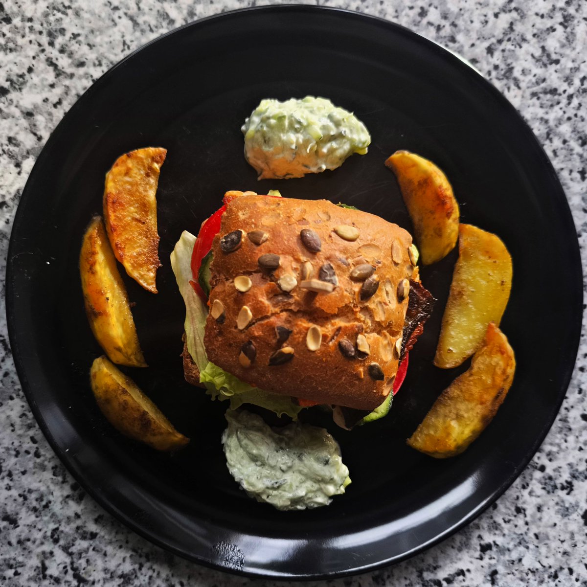 MikeKocht's tweet photo. #Fisch gibt es ja bei mir/uns öfter. Diesmal als #Burger. Ein wenig "Deluxe", viel drinnen und dabei.
Filet vom #Saibling, #Shrimps, Salat, #Paradeiser (#Tomaten), #Gurke
Dazu noch #Erdäpfel (#Kartoffel) und #Tsatsiki
https://t.co/DvWo3vVhOo https://t.co/VBHwmYMdr7