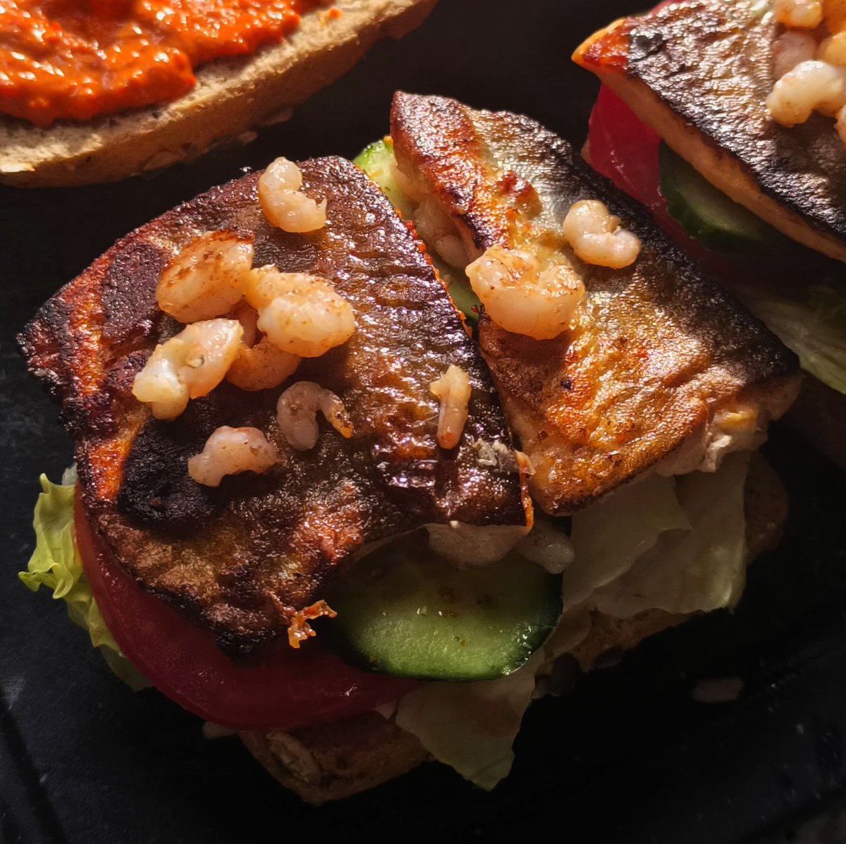 MikeKocht's tweet photo. #Fisch gibt es ja bei mir/uns öfter. Diesmal als #Burger. Ein wenig "Deluxe", viel drinnen und dabei.
Filet vom #Saibling, #Shrimps, Salat, #Paradeiser (#Tomaten), #Gurke
Dazu noch #Erdäpfel (#Kartoffel) und #Tsatsiki
https://t.co/DvWo3vVhOo https://t.co/VBHwmYMdr7