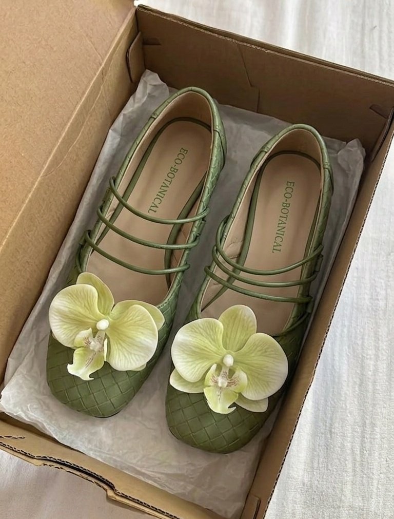 eyrarye's tweet photo. aku yakin tinker bell kehilangan sepatunya di ShOpEe 😭🧚‍♀️ https://t.co/ssNmfkpZCC