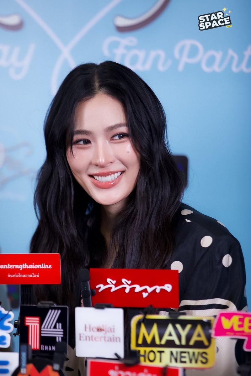 starspaceupdate's tweet photo. “หลิงหลิง คอง ” ช่วงสัมภาษณ์สื่อก่อนเริ่มงาน “LingOrm BirthDay Fan Party” ✨🎂

LINGORM LOVE BD PARTY
#LINGORMFanPartyBD2026
#หลิงออม #LingOrm
#LinglingKwong #หลิงหลิงคอง https://t.co/Fr1aDGKooX