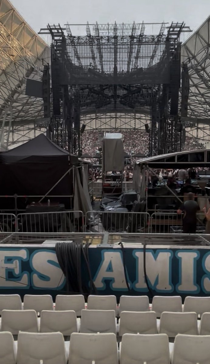 karabanee's tweet photo. 190€ la place dite « carré or » pour le concert de #jul au #velodrome @orangevelodrome avec une vue imprenable sur des tentes c’est honteux. @TicketmasterFR et #adamconcerts #marseille une arnaque totale. https://t.co/49sca23Adi