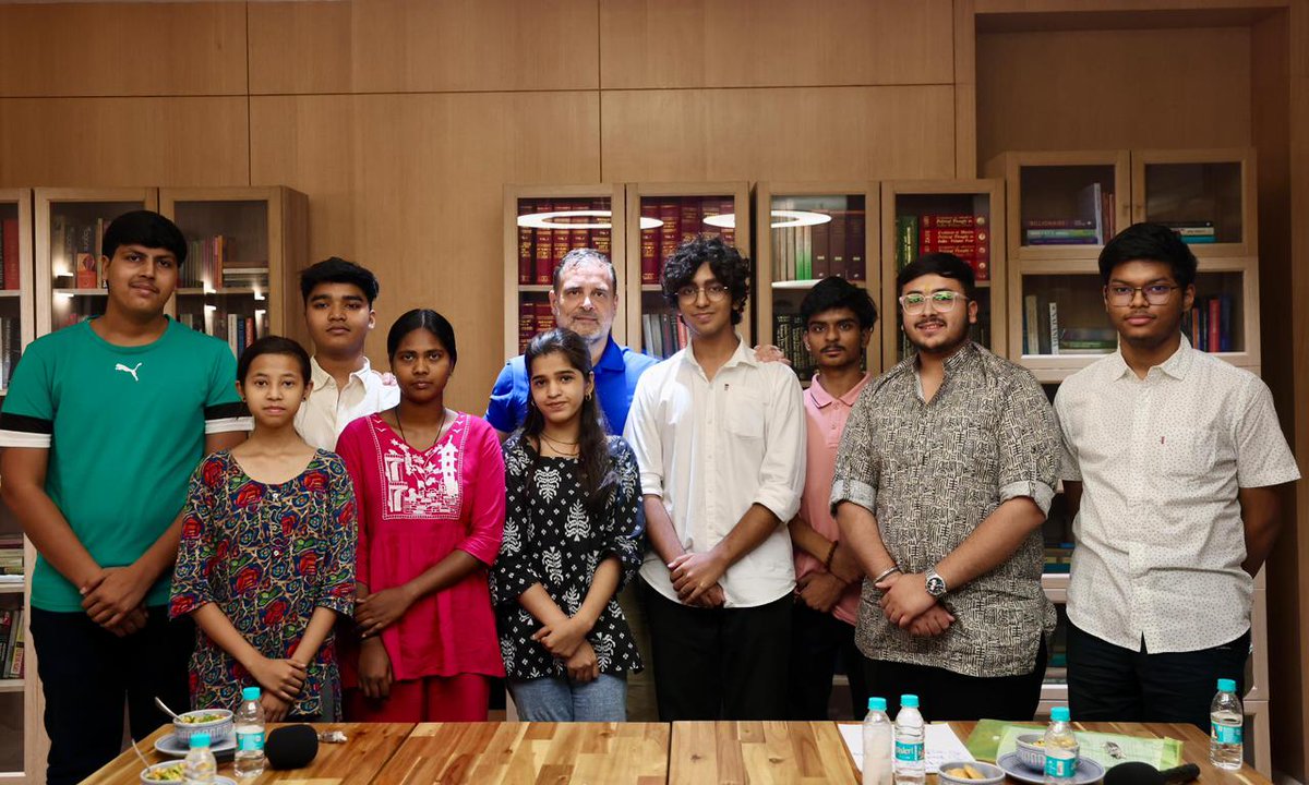 INCIndia's tweet photo. नेता विपक्ष श्री @RahulGandhi ने CBSE बोर्ड के छात्रों से मुलाकात कर, उनकी समस्याओं को सुना।

वेदांत और उनके साथी मेहनती और होनहार हैं, लेकिन जब उन्होंने खामियों पर CBSE और मोदी सरकार से सवाल पूछे तो उन्हें अपमानित किया गया।

कांग्रेस पार्टी सभी छात्रों के साथ मजबूती से खड़ी है, हम उनके भविष्य के साथ खिलवाड़ नहीं होने देंगे।
