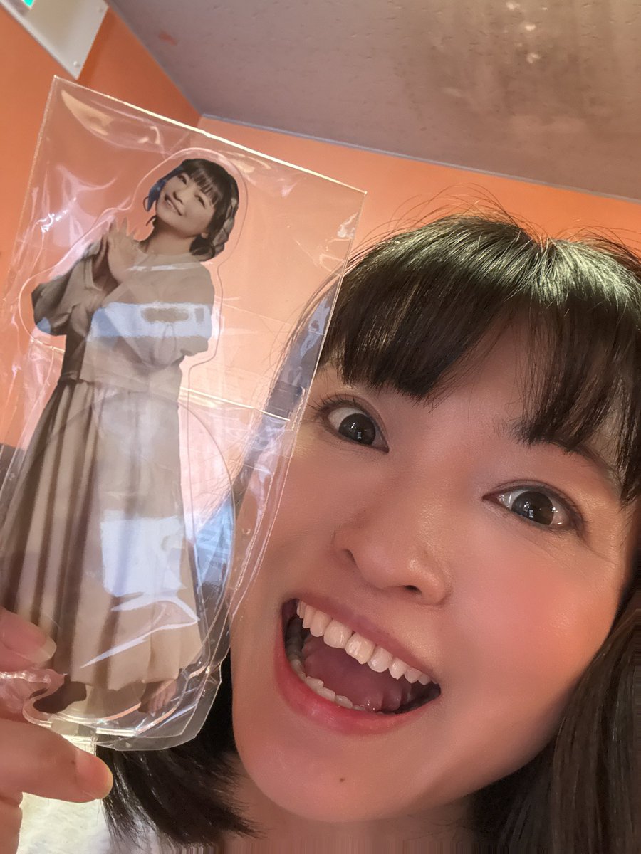 nekonekoacha's tweet photo. 今回のグッズなんですがね

なんと！！！
あちゃのアクスタが販売されております‼️
実はアクスタ初なの🙌

ゲットしてほすぃぃぃー💃✨😆🙏

ブロマイドは2枚入りで500円
2パターンあるよ💙

アクスタは1500円

もし舞台行けないけどグッズ欲しいという方も言ってください🥺

#TSW2026 https://t.co/mlLrqGoHVQ