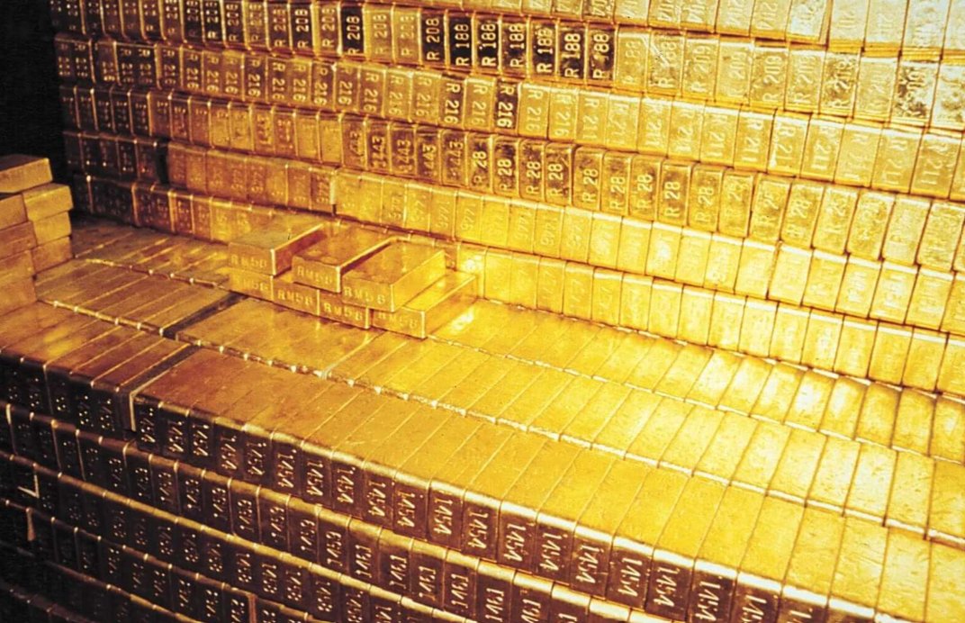 BullTheoryio's tweet photo. 🚨 AMERICA'S BIGGEST MYSTERY COULD FINALLY FACE A PUBLIC AUDIT

President Trump once again called for an audit of FORT KNOX in a recent Truth Social post.

According to the U.S. Treasury, Fort Knox holds about 147.3 million (4,582 TONS) troy ounces of gold worth about $650 BILLION at today's price, representing more than half of the U.S. government's gold reserves.

The "book value" of 4,582 Tons gold is about $6.22 billion at $42/ounce fixed as per 1973 gold price.

The gold vault is located on an active US Army base and is protected by heavily armed United States Mint Police.

The vault was built in 1936 with 16,000 cubic feet of granite, 4,200 cubic yards of concrete, 750 tons of reinforcing steel and 670 tons of structural steel. 

Only a handful of outsiders have been allowed inside Fort Knox since it opened in 1937.

The last full audit of Fort Knox's gold reserves was in 1953, with a partial audit in 1974. 

Fort Knox was last inspected by senior officials in 2017, including Treasury Secretary Steve Mnuchin and Sen. Mitch McConnell.

President Trump want to inspect the vault after decades of conspiracy theories claiming the gold may be missing.

After decades of speculation, the world may soon find out what's really inside Fort Knox.