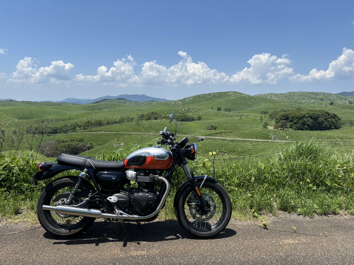 cyan8a8's tweet photo. せっかくタンデムできるバイクなので妻とタンデム https://t.co/kxHfA7CbsD