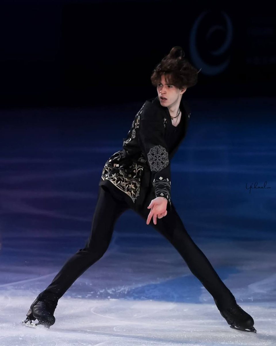 _Di_Tao_'s tweet photo. The storm 
And wow, Misha's legs~ https://t.co/9JrinWUYrU