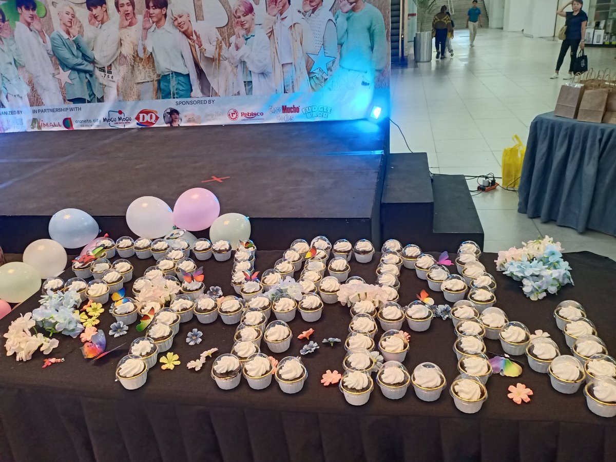 Mars_TheMallows's tweet photo. Celebrating the 11th anniversary special 

 @CaratsHaven 

Thank you for this event 💖✨

#DAR11NG
#SEVENTEEN
#AJUNICE https://t.co/rytaPQwnWp