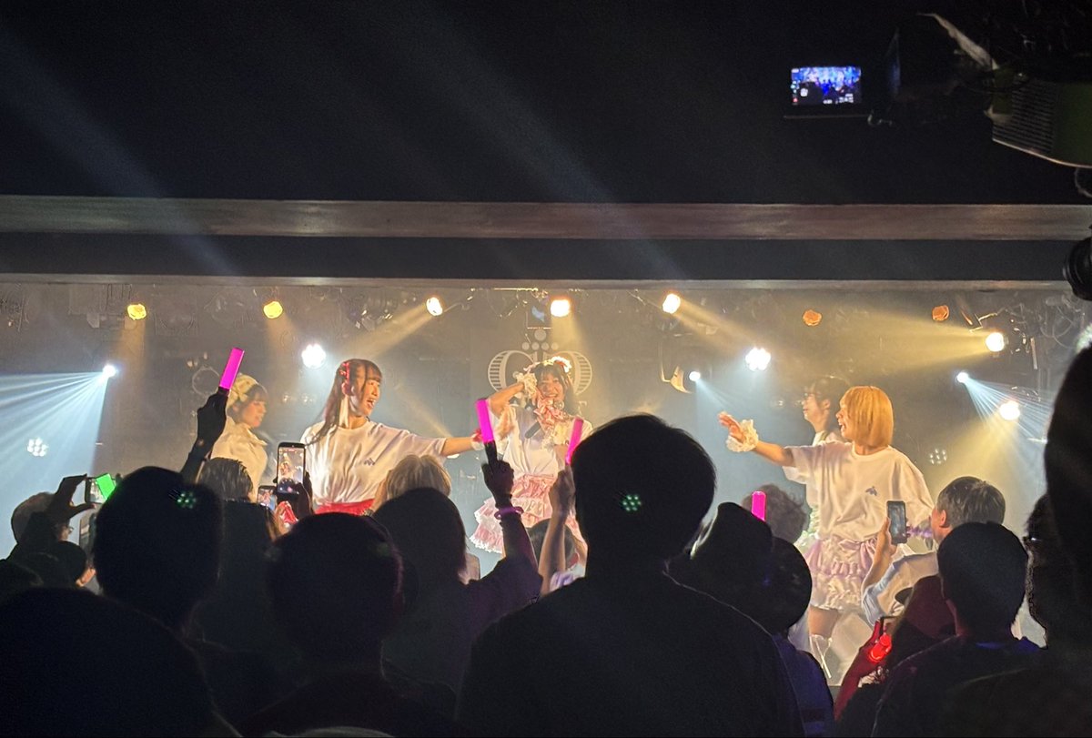 juri_117's tweet photo. アイドルグループ『夜明けのアイリス』さんの新曲「ハンデなシチュエーション」を作詞作曲させて頂きました⭐︎＊

今日は1stワンマンライブでの初披露に行ってきました🍒
まさかのラスト曲で大歓喜でした...!! https://t.co/wZC2y7s9xY
