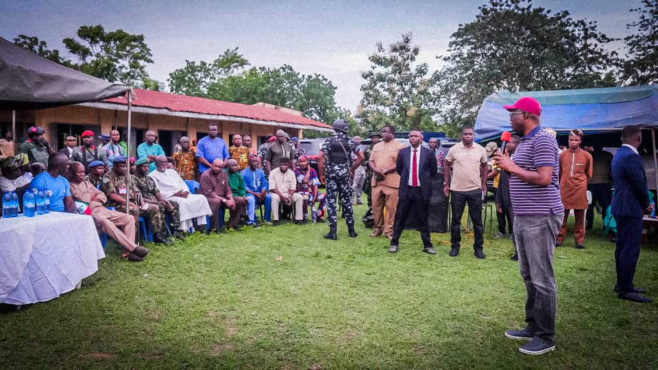 AdedejiOdidiOmo's tweet photo. The Governor reassured the families of the government's unwavering commitment to securing the safe and prompt return of their loved ones.

Our thoughts and prayers remain with the victims and their families, and we remain hopeful for their safe return. - ASOO

#SeyiMakinde https://t.co/AwyIWJjP4b