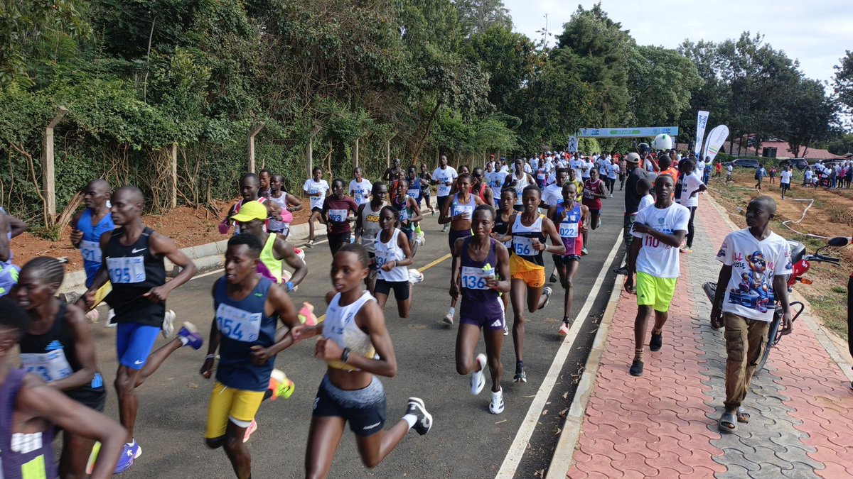 Kass_FMOfficial's tweet photo. 21KM athletes wameamua 🔥, hapa Kitui Green Run 
Pace iko set, focus iko 100  
Run For Rain 🌧 

#KituiGreenRun #RunForRain #Marathon #FitnessKE #KassSports #HalfMarathonKE https://t.co/cOxaT57kLA