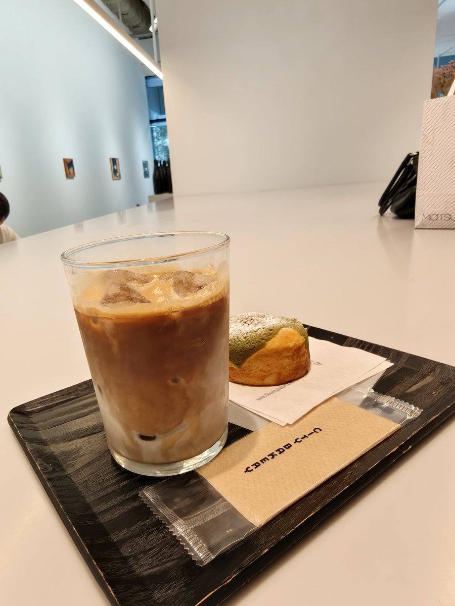 maron_coffee's tweet photo. #東京カフェ散歩
#Gallery_&amp;_Bakery_Tokyo
東京駅八重洲中央口下車徒歩約8分、Toda Building 1Fにあるカフェ。店内はアート作品が展示され、駅から少し離れた位置にあるため空いており比較的すぐに座れる。モダンスタイルな内装で空間を広く使っているためゆったり過ごせる。散策時の休憩にどうぞ。 https://t.co/IrefI3C9Yb