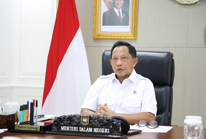 dimarsasongko98's tweet photo. Tito Karnavian , Mendagri, dua periode berturut-turut. Jokowi kasih, Prabowo lanjutkan.

Sewaktu jadi Kapolri (2016–2019), tanggung jawabnya: ungkap siapa yang nyiram air keras ke muka Novel Baswedan , penyidik KPK yang lagi tangani kasus besar e-KTP.

Hasilnya: 3 tahun mandek. 
Tim satgas yang dia bentuk sendiri dinyatakan gagal oleh koalisi masyarakat sipil. 

Pelaku baru ketahuan setelah Tito sudah tidak jadi Kapolri.

Dan ketika pelakunya akhirnya ketangkap? 
Dua polisi aktif. Divonis 2 tahun dan 1,5 tahun ,untuk kasus yang membutakan mata penyidik antikorupsi.

Dalangnya? Sampai hari ini tidak pernah diadili.

Februari 2025, koalisi antikorupsi laporkan Tito ke KPK atas dugaan penyalahgunaan anggaran retret kepala daerah Rp 11–13 miliar.

Kapolri yang gagal ungkap teror terhadap penyidik KPK , sekarang Mendagri dua periode. 

Negara ini menghargai kegagalan dengan cara yang sangat konsisten.