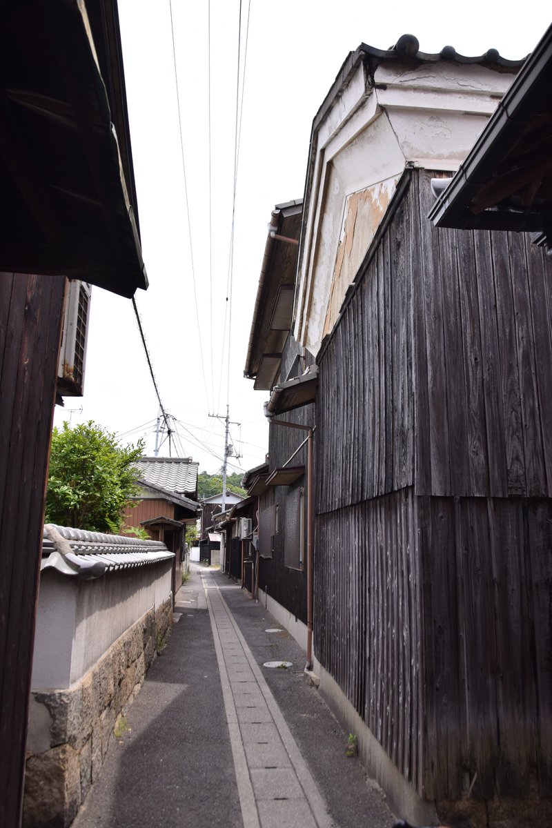 df5066's tweet photo. 直島宮ノ浦地区
フェリーの港があり、現代アート目当ての観光客で賑わうエリアだが、一歩路地に入ると昔ながらの風情が残っていた。 https://t.co/NIrFRTLg0j