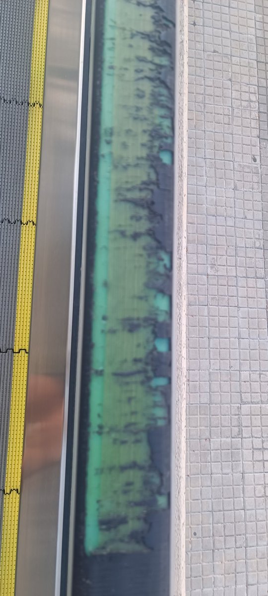 LauraMolina88's tweet photo. Ara que ja tenim el primer tram arreglat i en funcionament (esperem que duri 🙏), què tal fer una mica de manteniment a la resta de rampes? Els posa-mans están tots trencats!! @granollers https://t.co/xTryFVcFrj