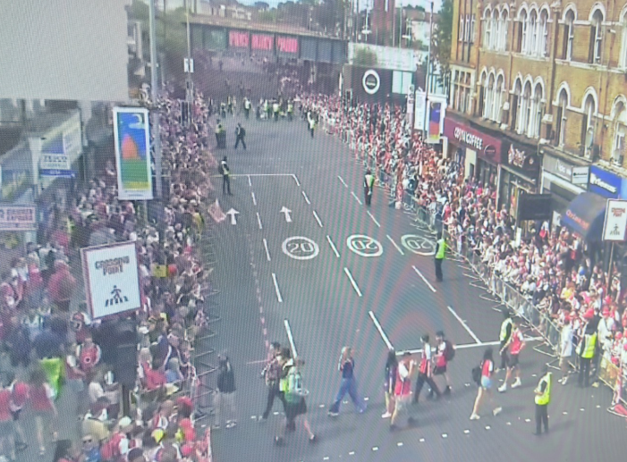 metpoliceuk's tweet photo. 🧵 Crowds are gathering in north London ahead of this afternoon's @Arsenal Champions Parade.

Officers will be on hand to ensure everybody can enjoy the celebrations safely.

Updates on today's policing operation will be shared on this thread. https://t.co/qMoR2vtg1r