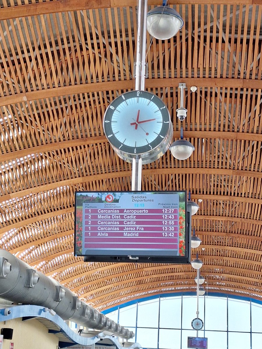 MatuteDuarte's tweet photo. Una ves más se cumple el refrán francés "Il vaut mieux s'adresser à Dieu qu'à ses saints". Hace semanas publiqué que en la estación de San Fernando Bahía Sur las pantallas informativas llevaban meses fuera de servicio con enlace a @Transxte. Así están ya. Han renovado otras pantallas informativas y las escaleras mecánicas