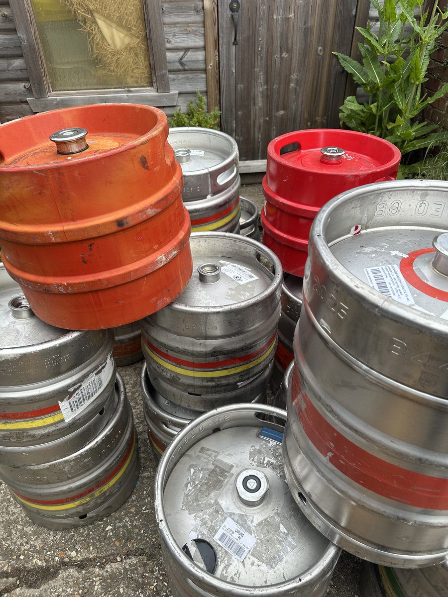 NigelHopper3's tweet photo. Quiet 2 days @thebrowncowlouth 😎🍺tolls the annual visit of the Grimsby town guzzlers ⚫️⚪️💪🍺🍺 https://t.co/iDXDhDDx1C