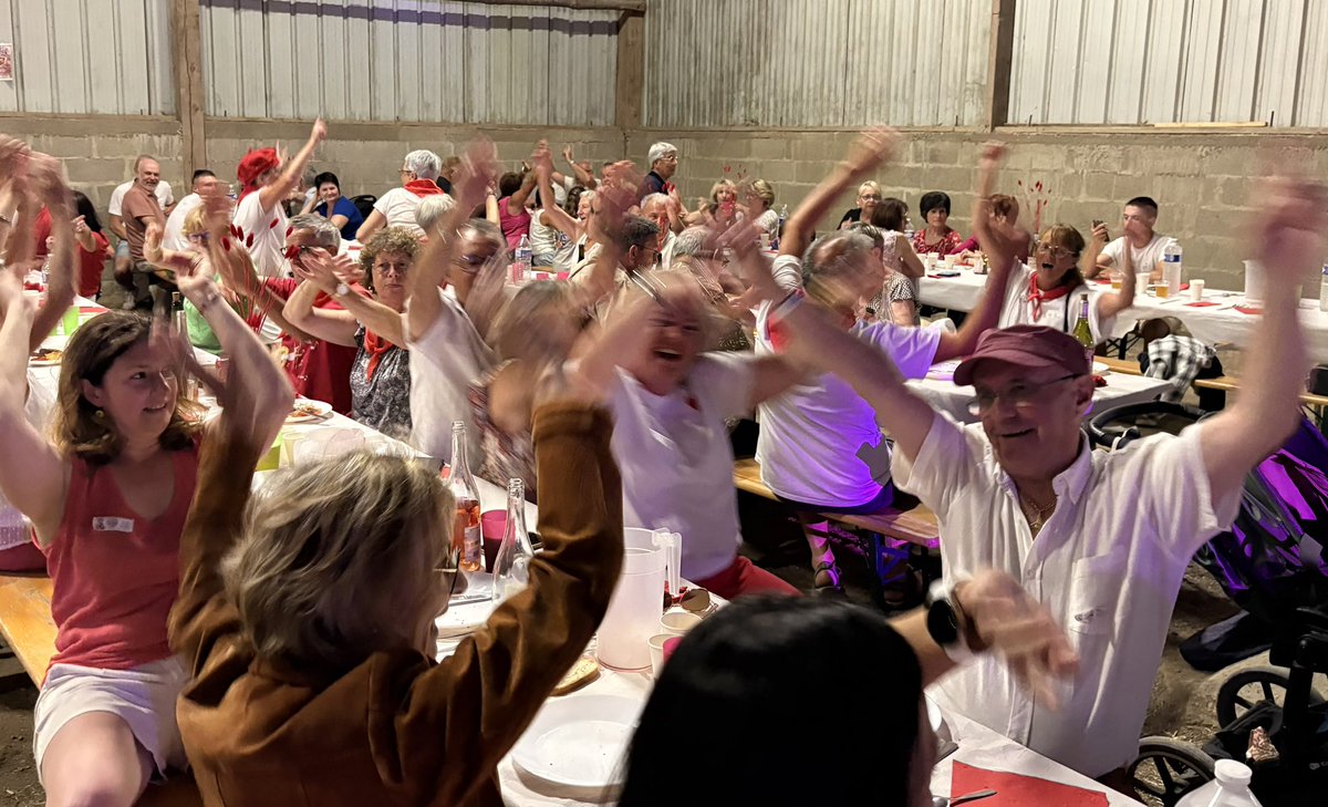 romain_lemoigne's tweet photo. Très belle soirée conviviale hier à la ferme de l’Étournière, à Crosmières.

Près de 450 convives réunis dans une ambiance chaleureuse et festive.

Un grand merci à Aurélie Doiteau et Miguel Bruneau pour leur accueil !

La France que Mélenchon déteste est bien vivante 😉🤩! https://t.co/o0VN9CcMh4