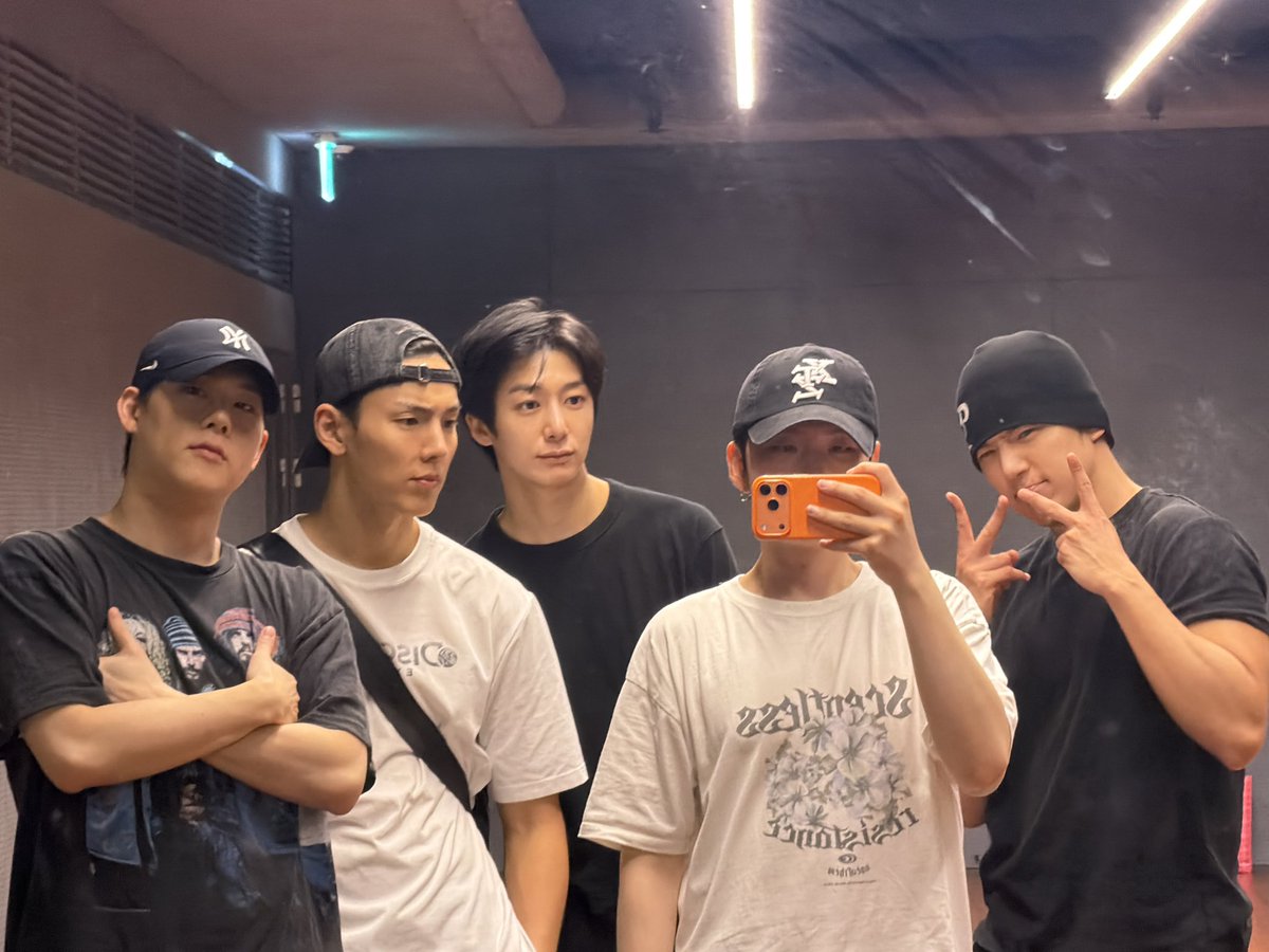 bigmonstas's tweet photo. oh i love it when we get new monsta x group pics https://t.co/wocX3LrhVD