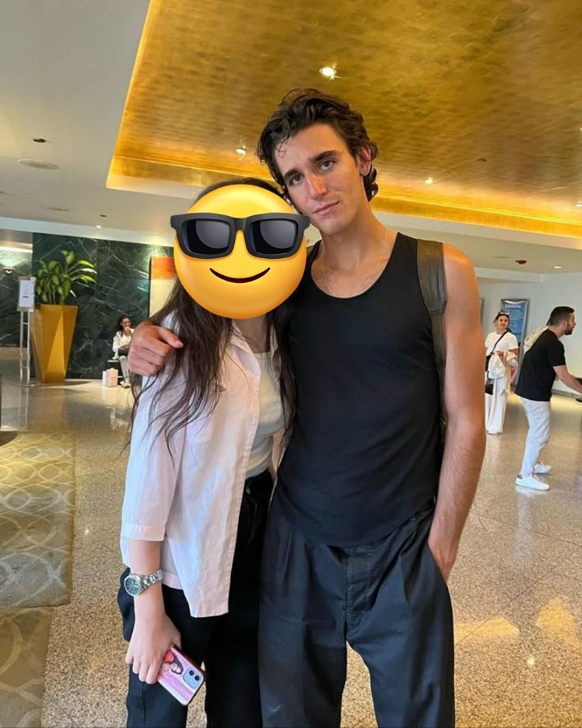 vulturesdevoury's tweet photo. eu reparei um detalhe fofo
quase sempre ou sempre que o Tamino vai tirar foto com algum fã,ele deixa a mão assim

pode parecer um detalhe que nem todo mundo percebe, mass eu adorei??

E sim, eu cobri o rosto de todas.
mas se alguma foto for sua e quiser q apague o post, eu apago. https://t.co/Xaf6VBhmHL