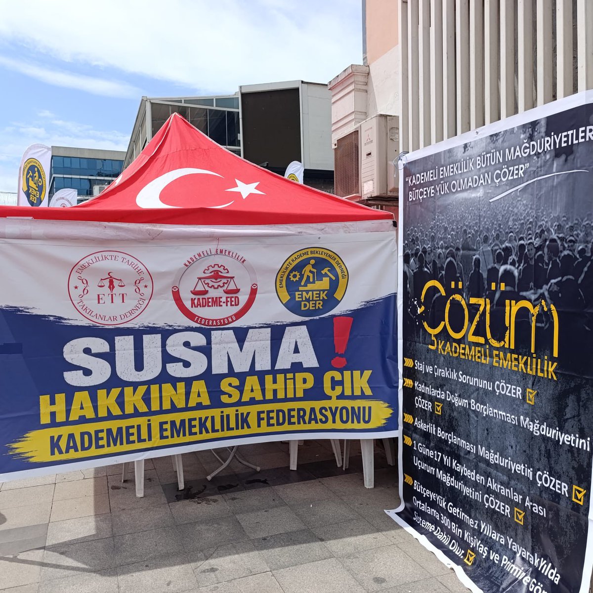 CokunAtr1907's tweet photo. Milyonlarca insanın ortak sorusu aynı: “Biz neden yıllarca daha fazla bekliyoruz?” Bu sorunun vicdanları rahatlatacak tek cevabı adil bir prim esaslı kademeli geçiş modelidir.

@KademeFed
@EmekDerResmi

#EmekDer 
#EytSonrasınaKademe https://t.co/X4kKM970sm