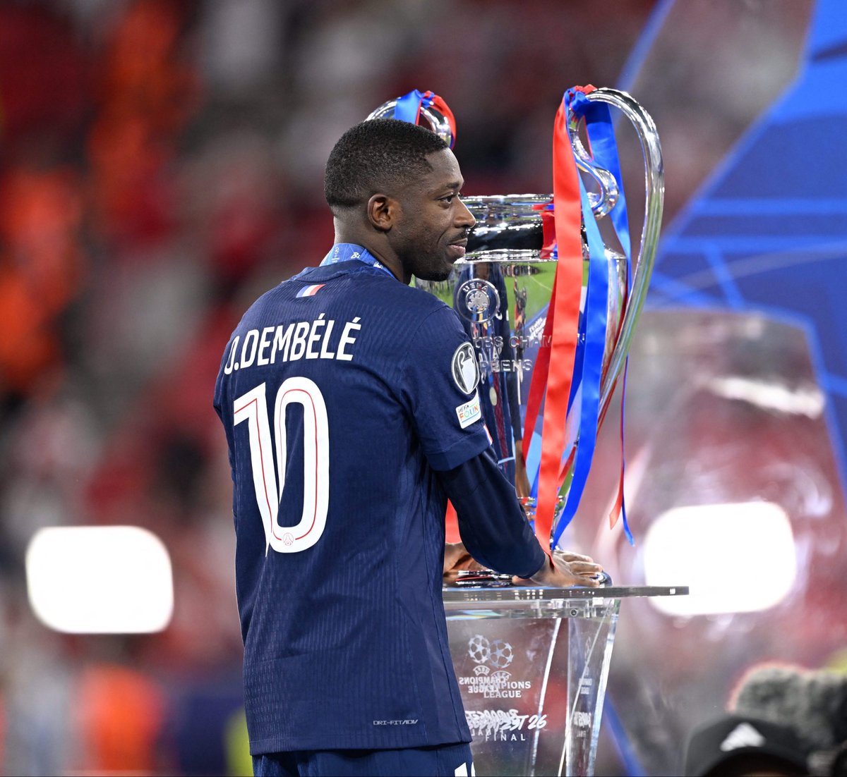 ActuFoot_'s tweet photo. 🚨🚨 Avec 28 réalisations, OUSMANE DEMBÉLÉ 🇫🇷 A MARQUÉ PLUS DE BUTS QUE LUIS SUAREZ 🇺🇾 (27) EN LIGUE DES CHAMPIONS !!! 😳⭐️

L’attaquant parisien dépasse également Sadio Mané 🇸🇳, qui compte aussi 27 buts. ⚽️ https://t.co/UL0Zu1hINF