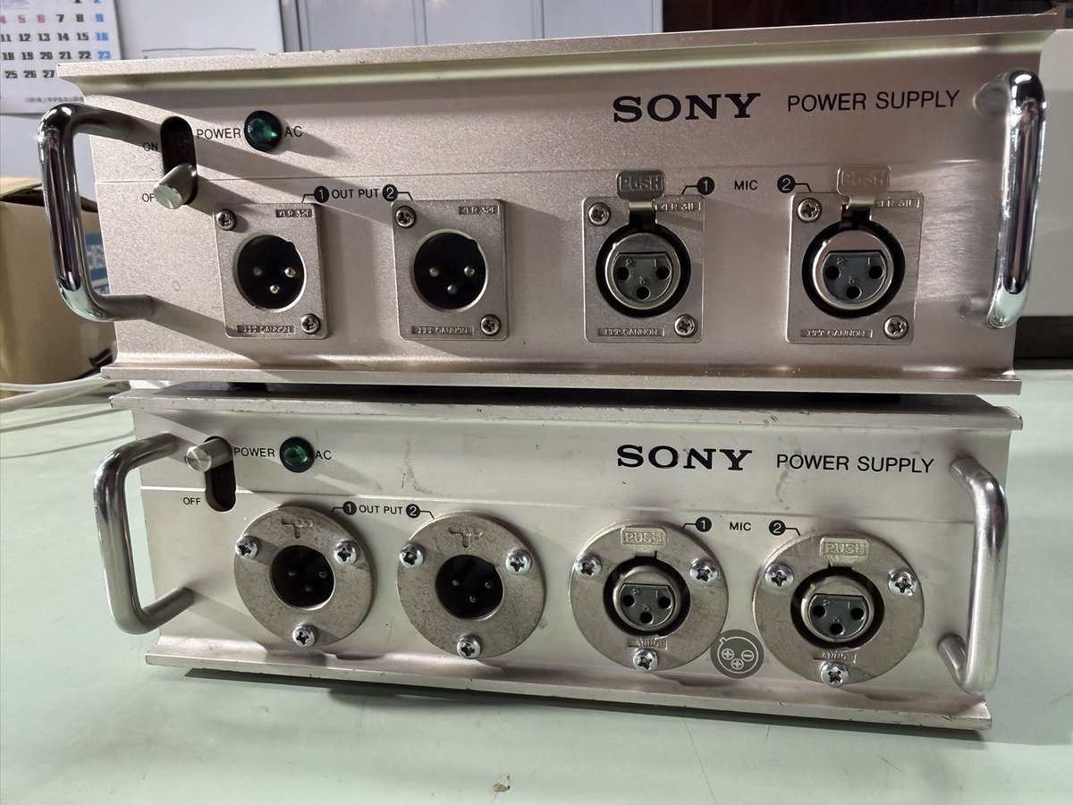 hisa_M's tweet photo. コネクターロック金具見ての通り、何故か♂♀逆になっていて？コネクター入れ替え。コンデンサー交換されてるっぽい。出力電圧問題無し

丸キャノン復活、新旧2台。 https://t.co/OQK17Wpq0E