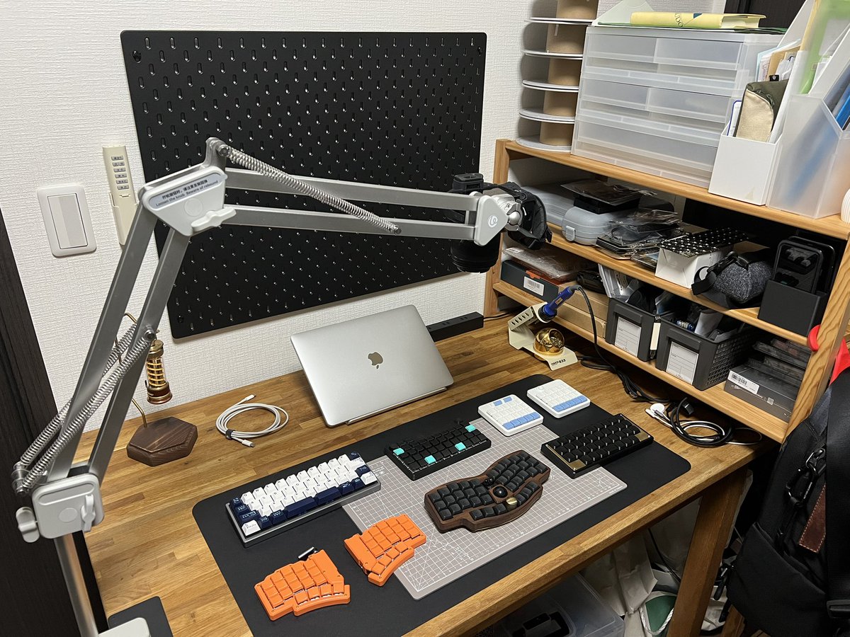 kazy_developer's tweet photo. 自家製電子工作、撮影用サブデスクにskadisの取り付けが完成したぜ！
棚ももう少し綺麗にしていこう笑 https://t.co/yvKTI7qBaG