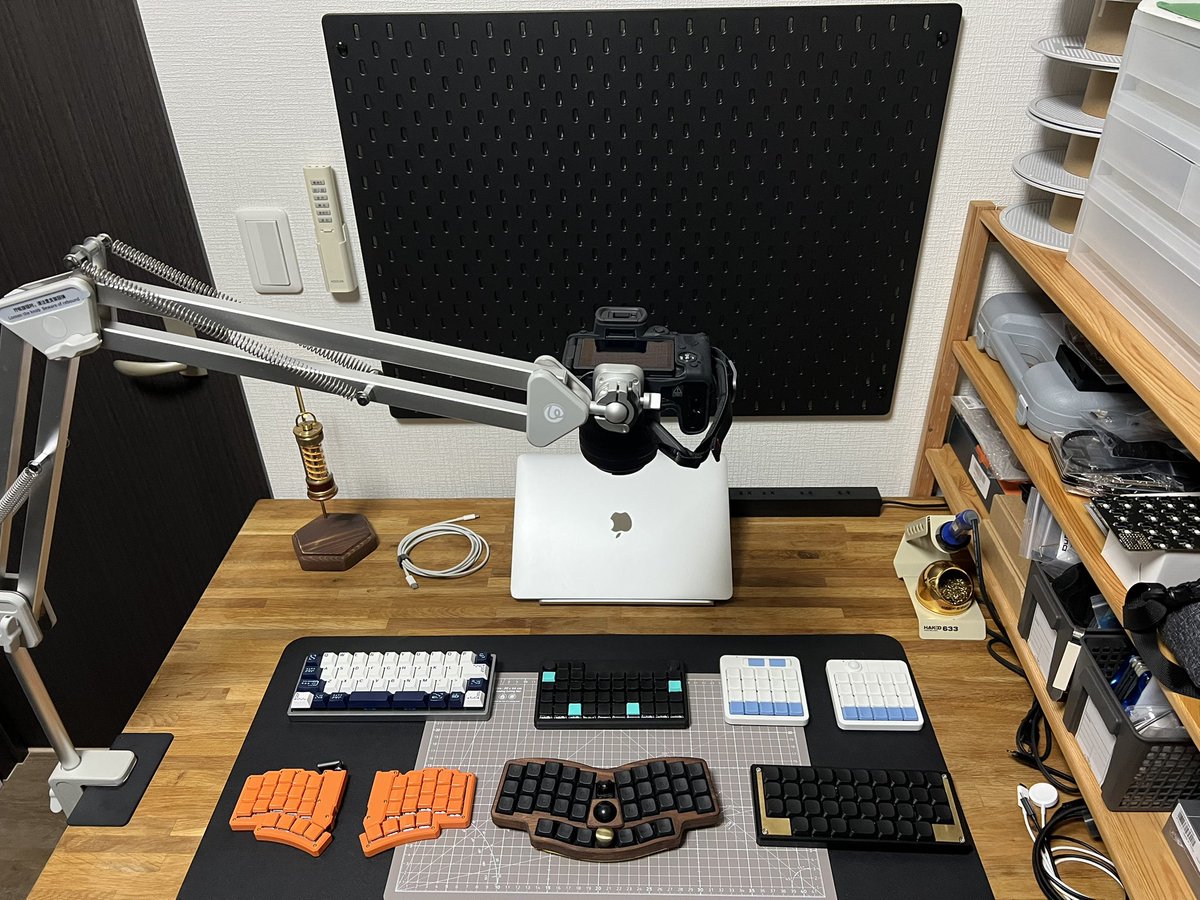 kazy_developer's tweet photo. 自家製電子工作、撮影用サブデスクにskadisの取り付けが完成したぜ！
棚ももう少し綺麗にしていこう笑 https://t.co/yvKTI7qBaG
