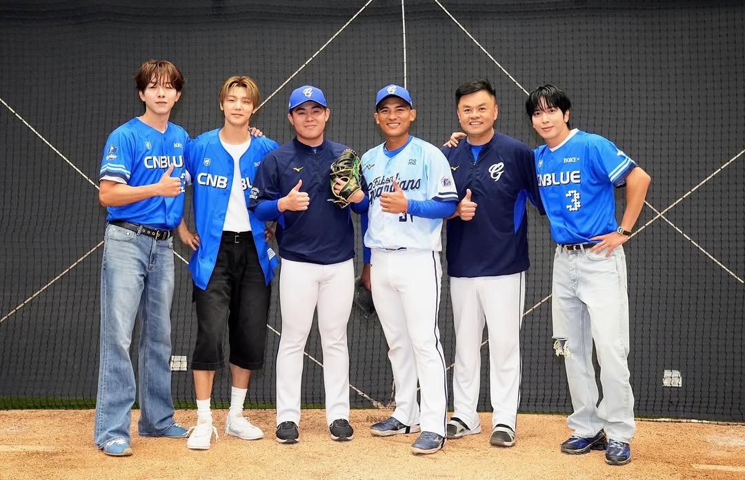 jungshin_91's tweet photo. 31.05.2026
Fubon Taipei Dome first pitch!⚾️

#LeeJungShin #JungShin #이정신
#CNBLUE @MentalShin  #씨엔블루 #YongHwa #KangMinhyuk #이정신오빠
Cr: fubon_guardians_official https://t.co/Y4JMJ3zTKk